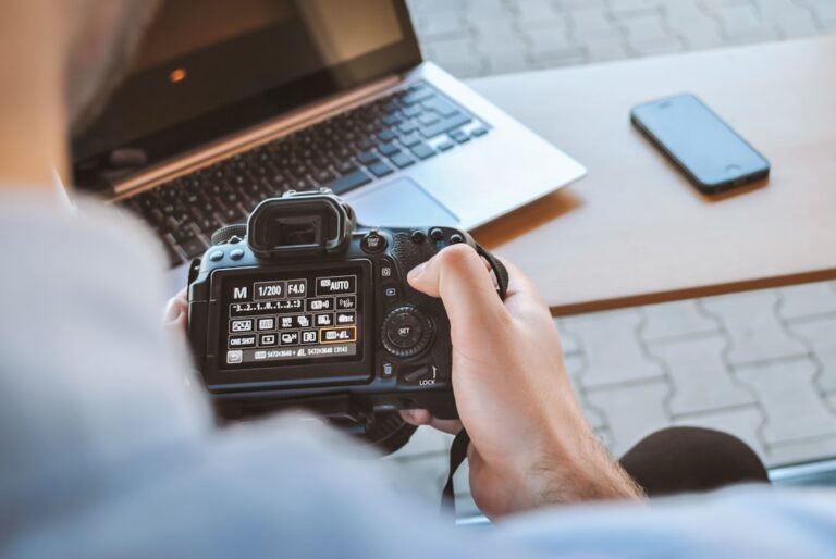 Content-Marketing - Selbstständiger erstellt Inhalte mit Kamera und Laptop